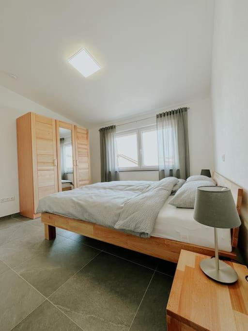 Apartment 100 Qm Im Weindorf - Balkon/Garage Aspisheim エクステリア 写真