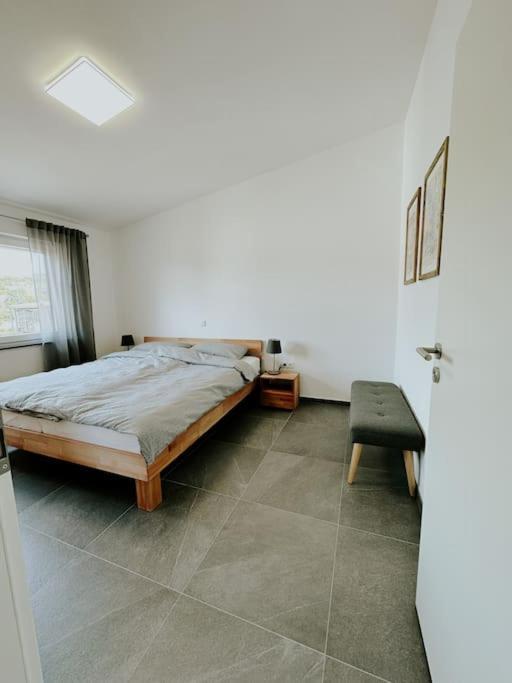 Apartment 100 Qm Im Weindorf - Balkon/Garage Aspisheim エクステリア 写真
