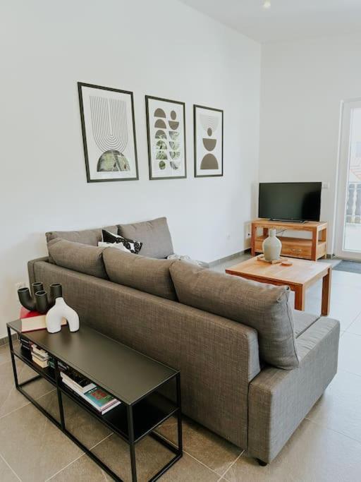 Apartment 100 Qm Im Weindorf - Balkon/Garage Aspisheim エクステリア 写真