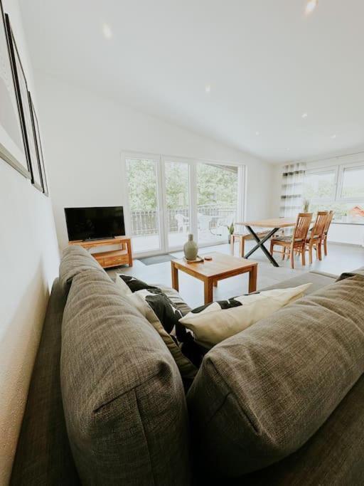 Apartment 100 Qm Im Weindorf - Balkon/Garage Aspisheim エクステリア 写真