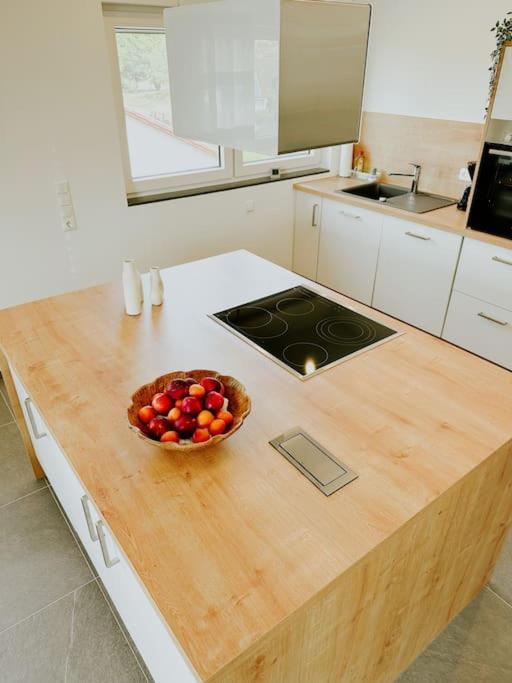 Apartment 100 Qm Im Weindorf - Balkon/Garage Aspisheim エクステリア 写真