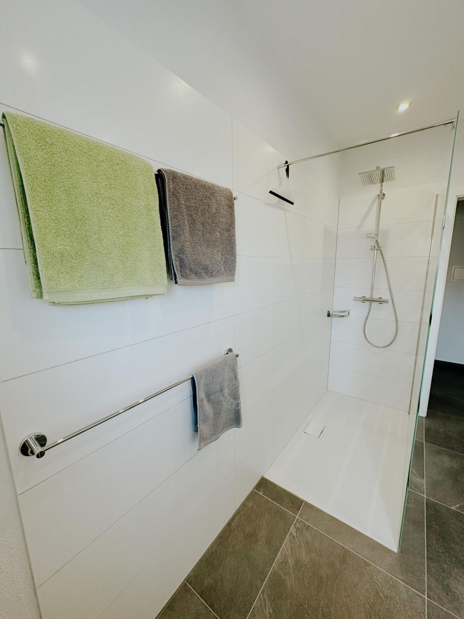 Apartment 100 Qm Im Weindorf - Balkon/Garage Aspisheim エクステリア 写真