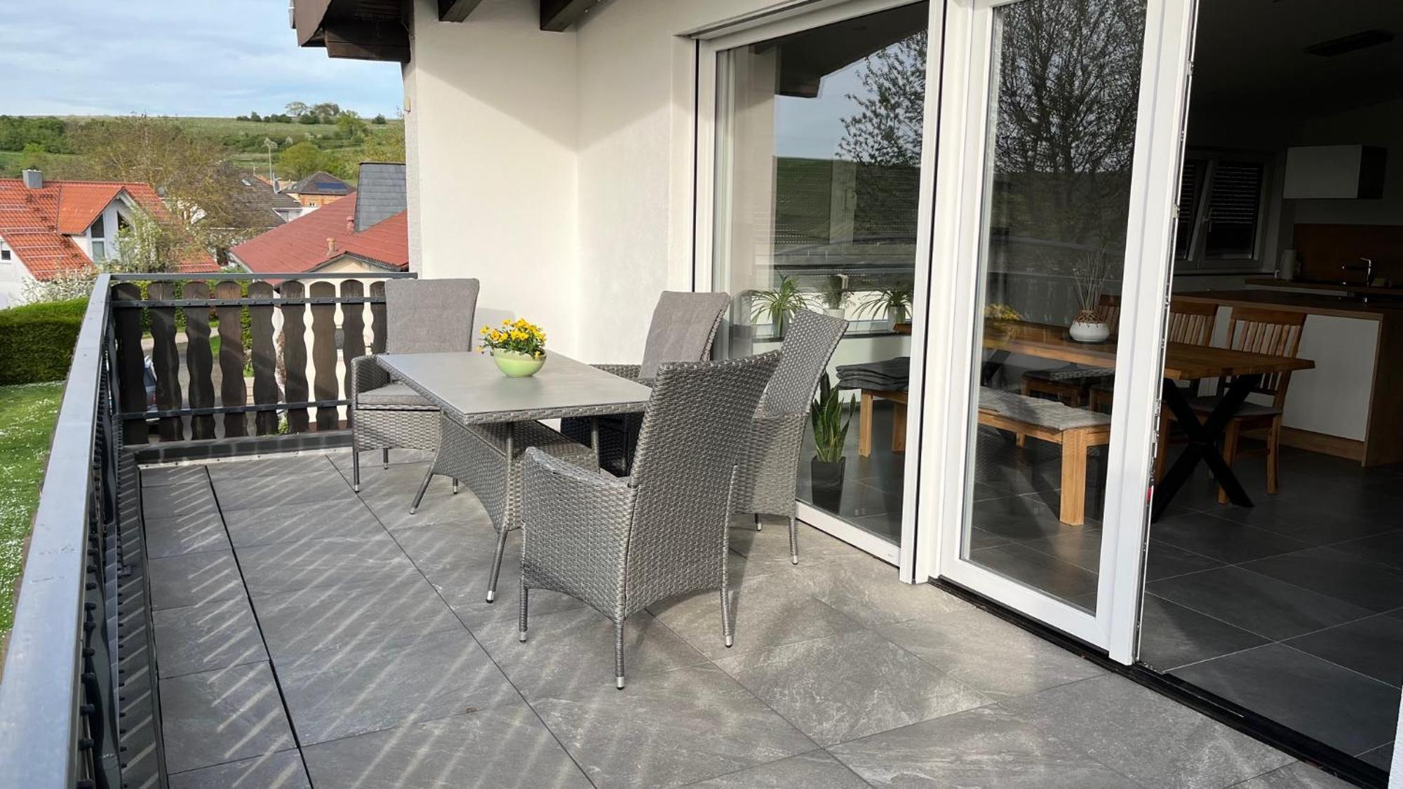 Apartment 100 Qm Im Weindorf - Balkon/Garage Aspisheim エクステリア 写真